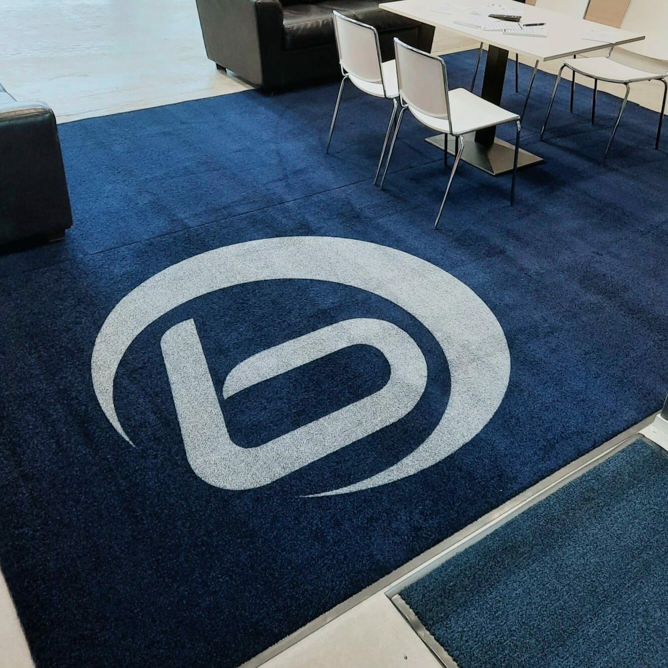 Matto yrityksen logolla